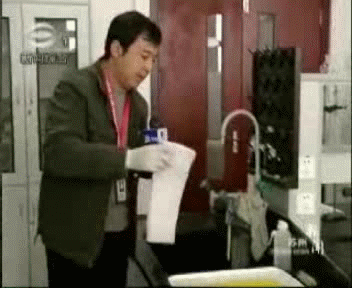 记者现场实验油污吸附